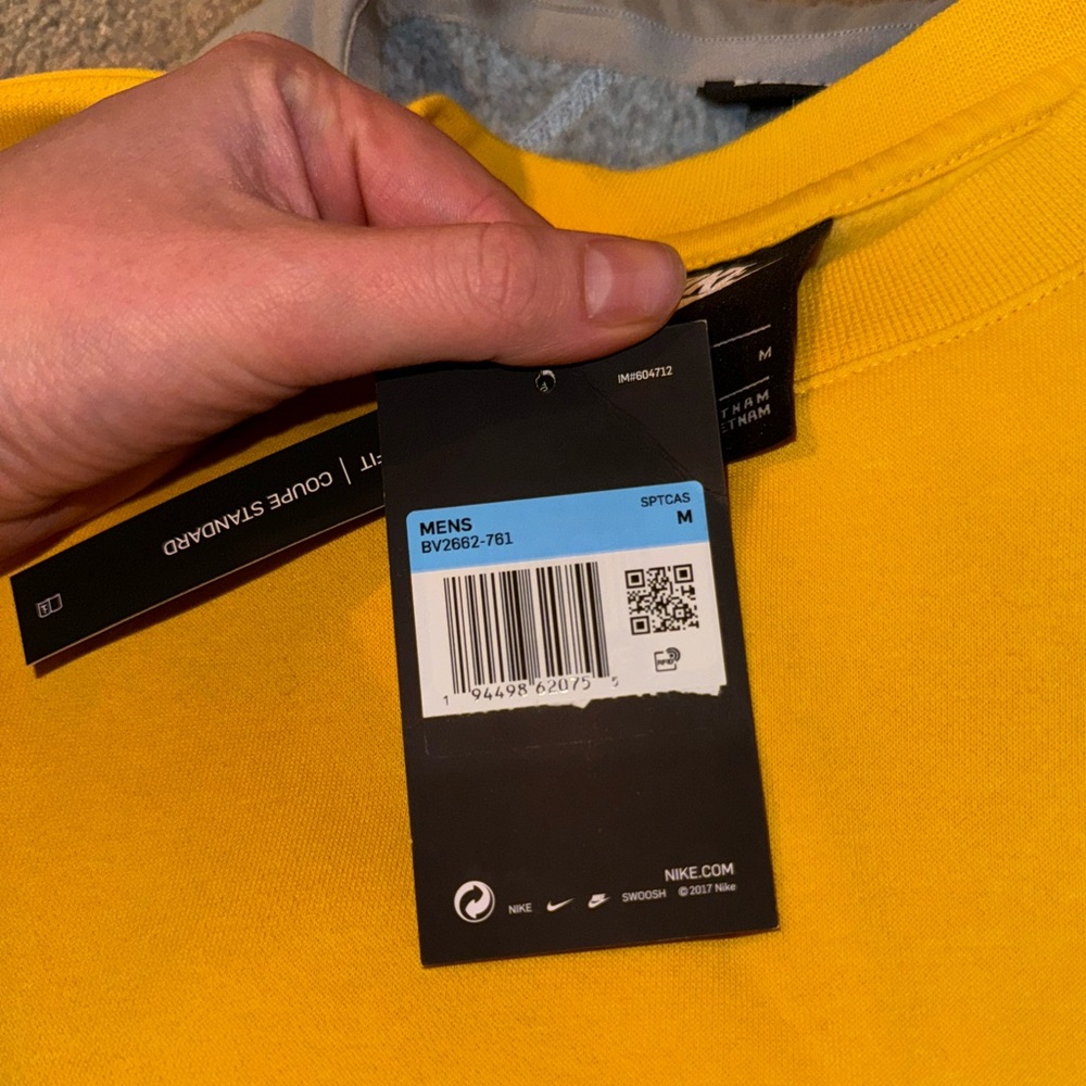 Men’s medium Nike yellow Crewneck. Never worn before, tag still on
